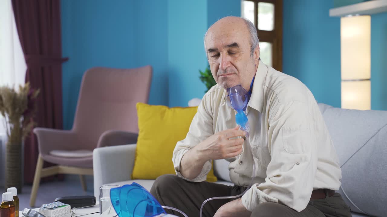 Anziano pensieroso che usa il respiratore