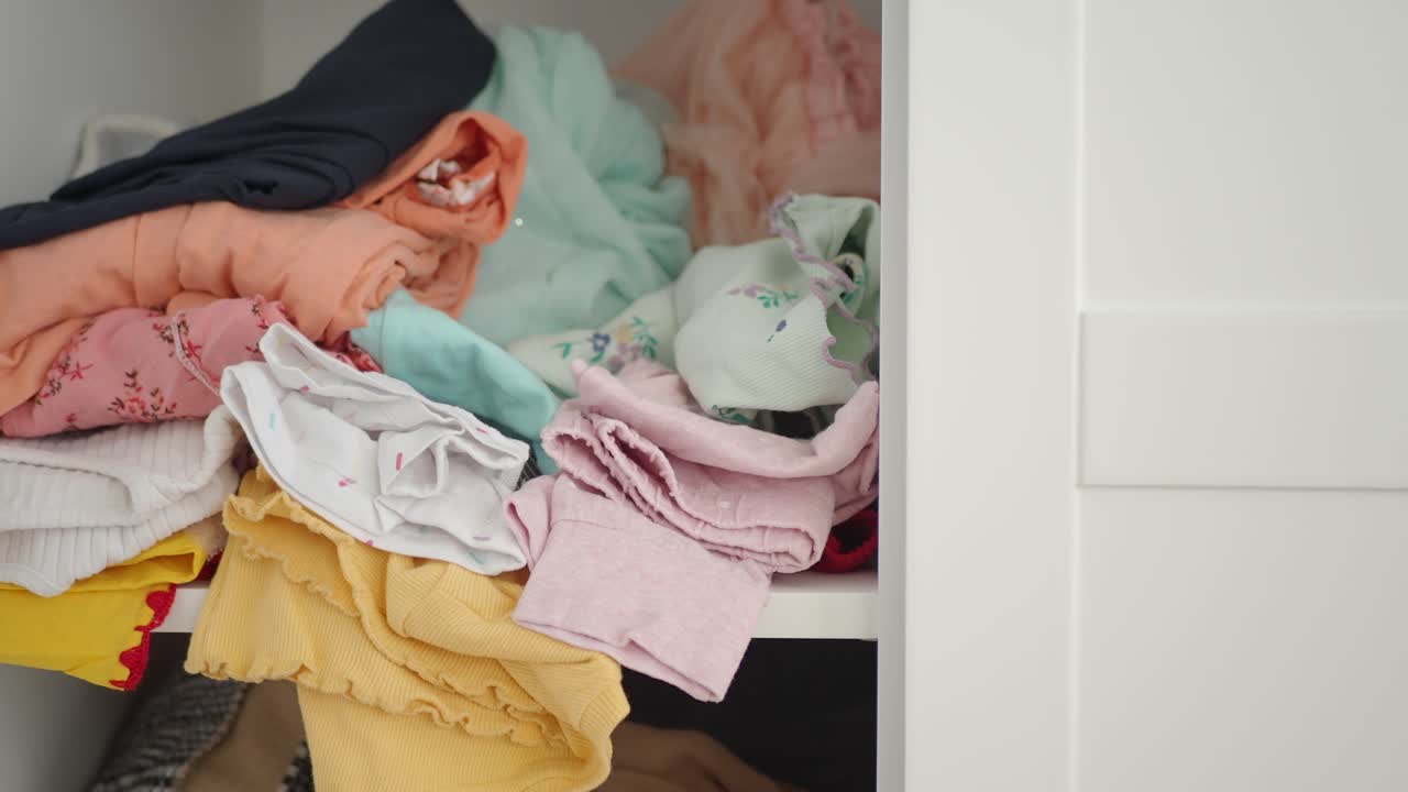 옷이 망진창인 옷장