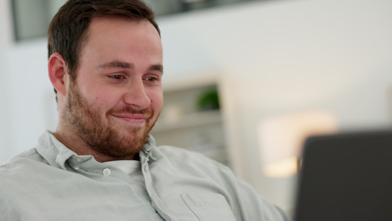 hombre trabajando en una computadora portátil