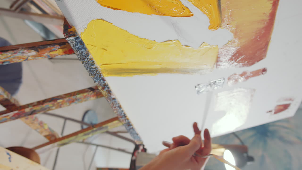 artista masculino que trabaja en pintura contemporánea