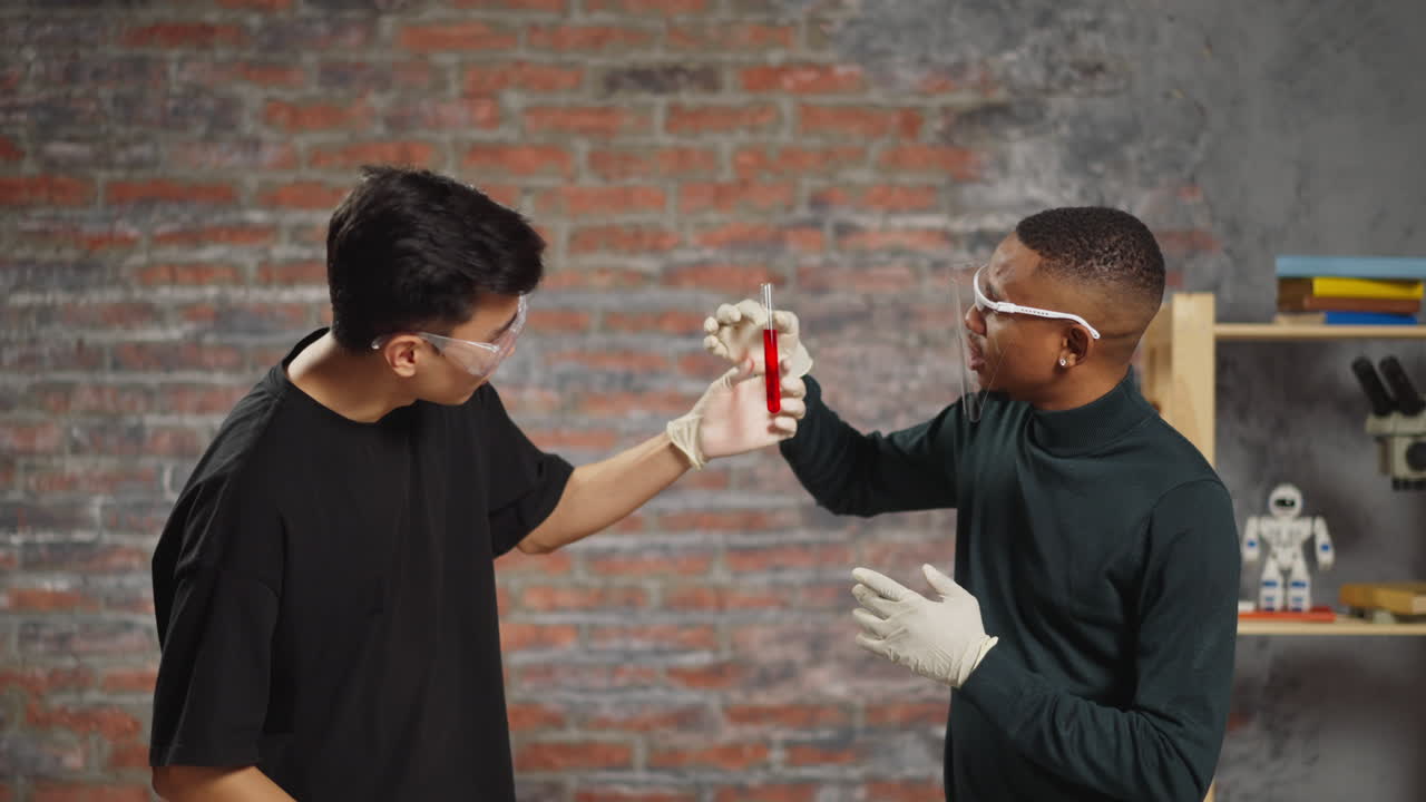 hombre asiático discute los estados de material rojo con un colega negro