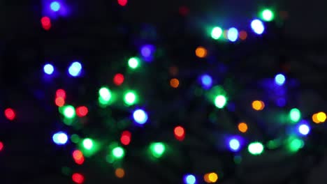 el fondo borroso de las luces parpadeantes de una guirnalda festiva, el fondo de navidad.