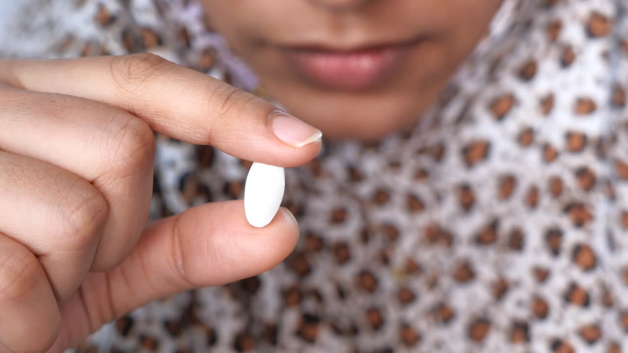 mujer con una píldora