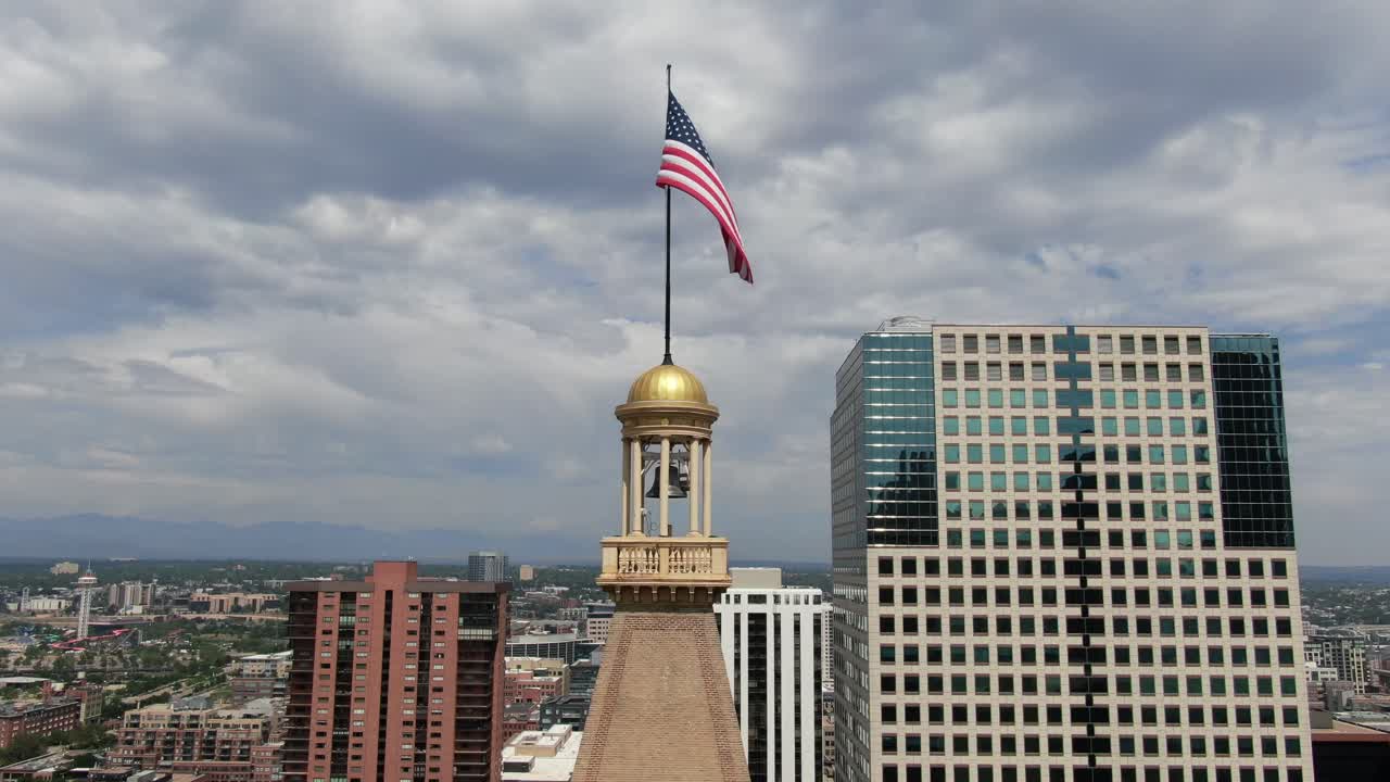 una panorámica descendente de un edificio alto, denver, colorado