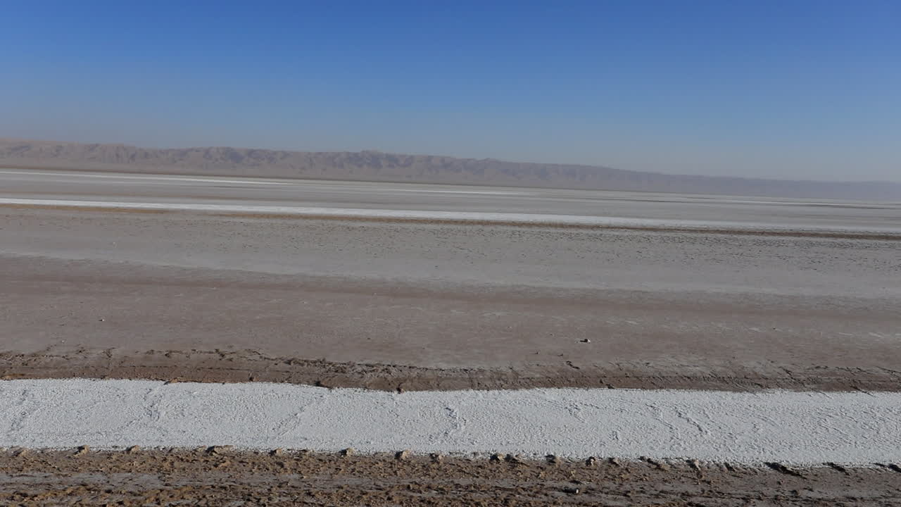 푸른 하늘 아래의 거대한 니지 소금 사막, chott el jerid