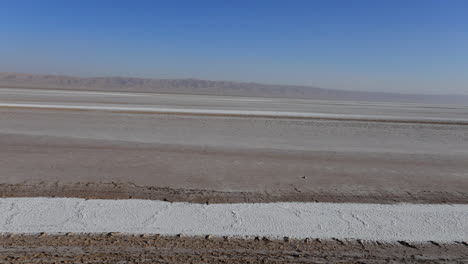 Vasto-Desierto-De-Sal-Tunecino-Bajo-Un-Cielo-Azul-Claro,-Chott-El-Jerid