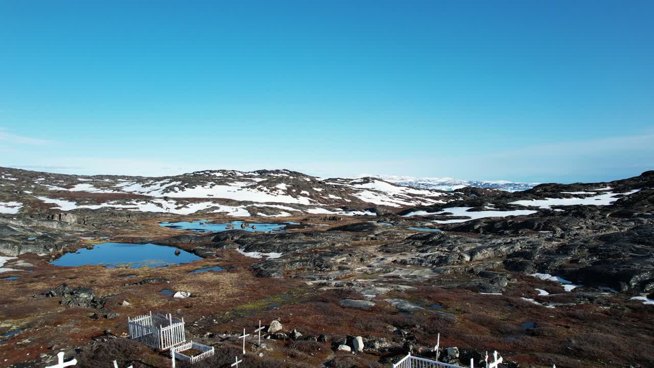 일루리사트 근처에 흰색 십자가가 있는 대규모 매장지, 공중 전망