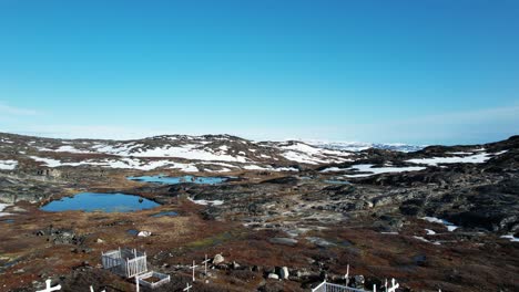 enorme lugar de enterramiento con cruces blancas cerca de ilulissat, vista aérea
