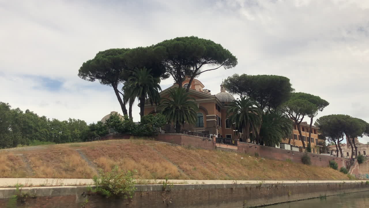 테베레 강, 로마에서 본 테베레 섬 또는 이솔라 티베리나