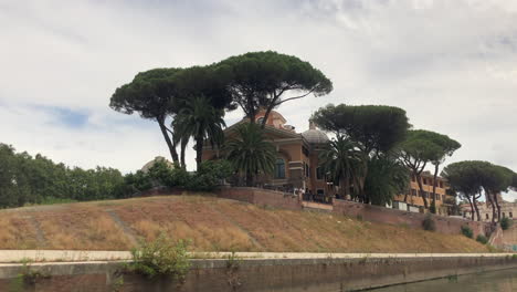 isla tiberina o isola tiberina vista desde el río tevere, roma