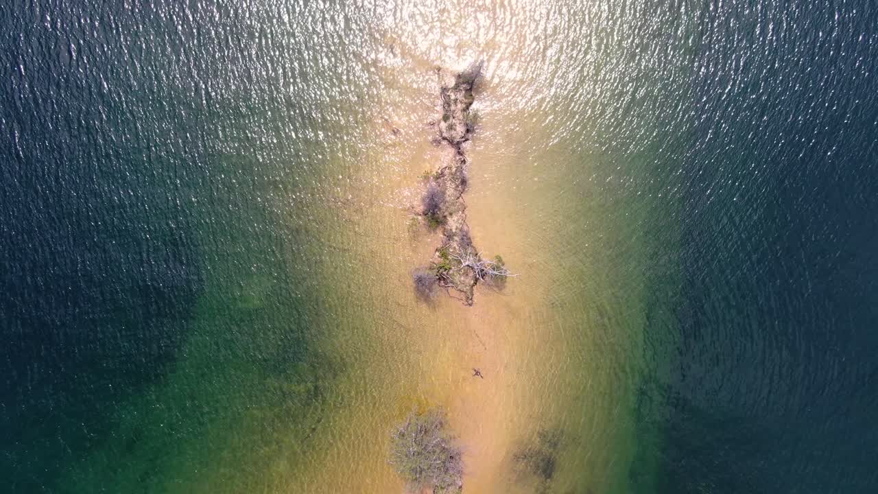 캘리포니아 의 위스키 타운 저수지 에서 드론 이 넓은 푸른 물 속 으로 앞으로 미끄러지는 동안 평화로운 호수 의 해안선 을  ⁇ 처 하는 항공 위상 드론  ⁇