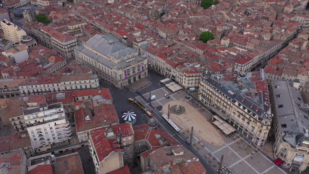 Toma aérea sobre la Place de la Comédie de Montpellier con un tranvía, tomada a primera hora de la mañana.