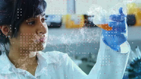 animación del procesamiento de datos científicos sobre una científica biracial en el laboratorio