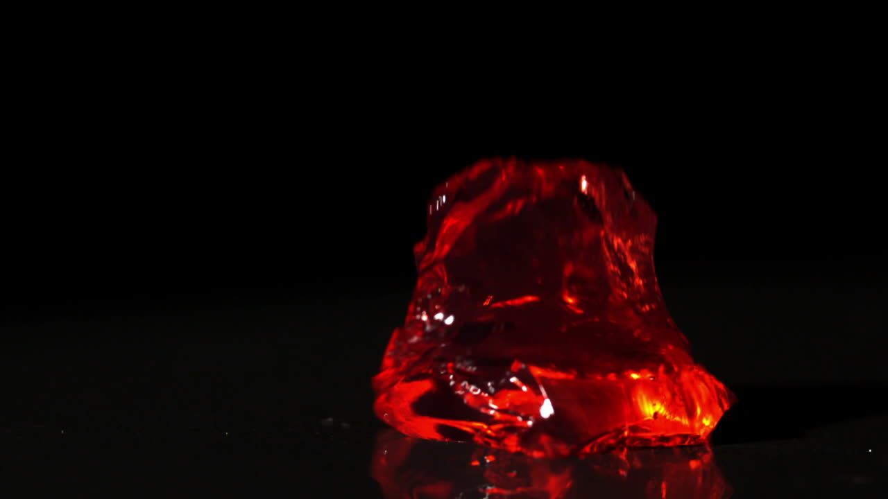 빨간 젤리는 검은 바탕에 떨어지고 니다.