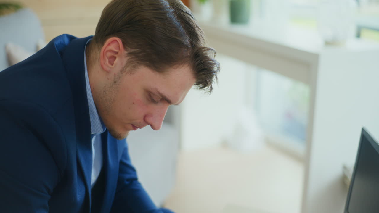 Uomo d'affari che analizza le perdite finanziarie