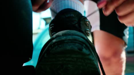 el hombre se ata las botas de montaña
