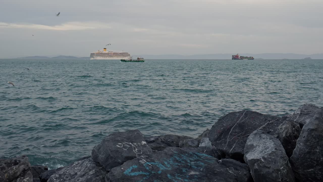 Istanbul sea view in December recorded by a Sony A7IV mirrorless camera with a 16-35 f2.8 GM lens.