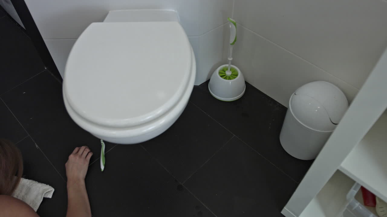 의식이 없는 여자는 바닥에 움직이지 않고 누워있다