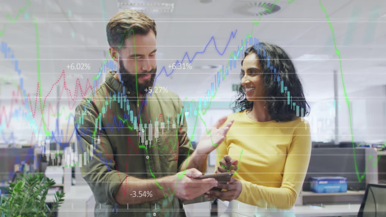 animación del procesamiento de datos sobre diversas personas de negocios que trabajan en la oficina