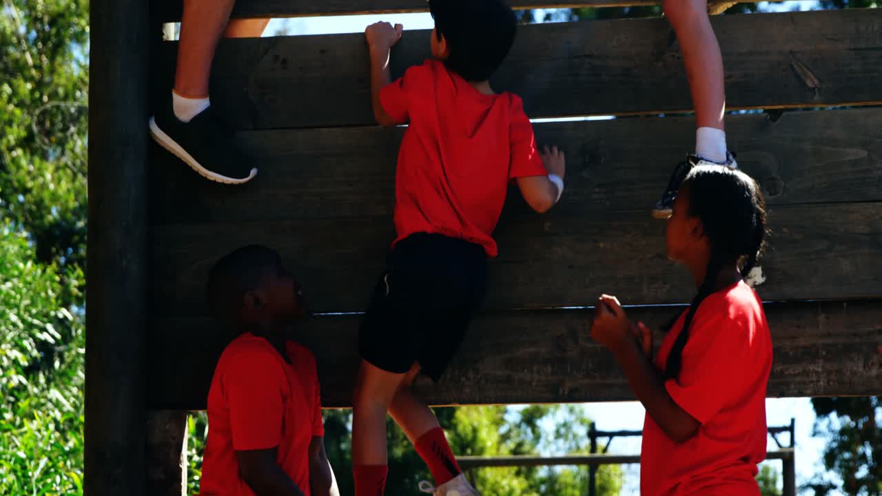 훈련 캠프에서 아이들을 훈련시키는 트레이너