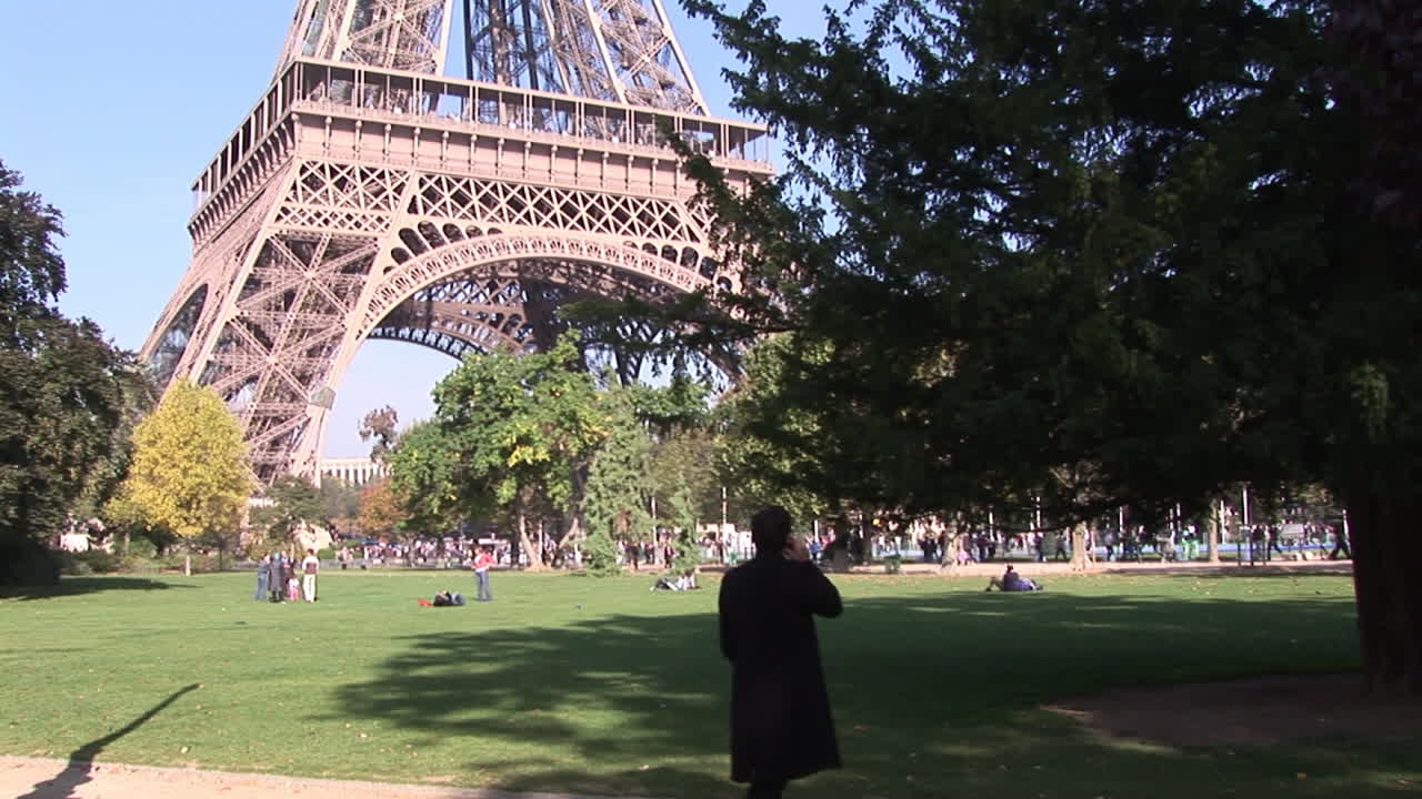 전화로 얘기하는 남자