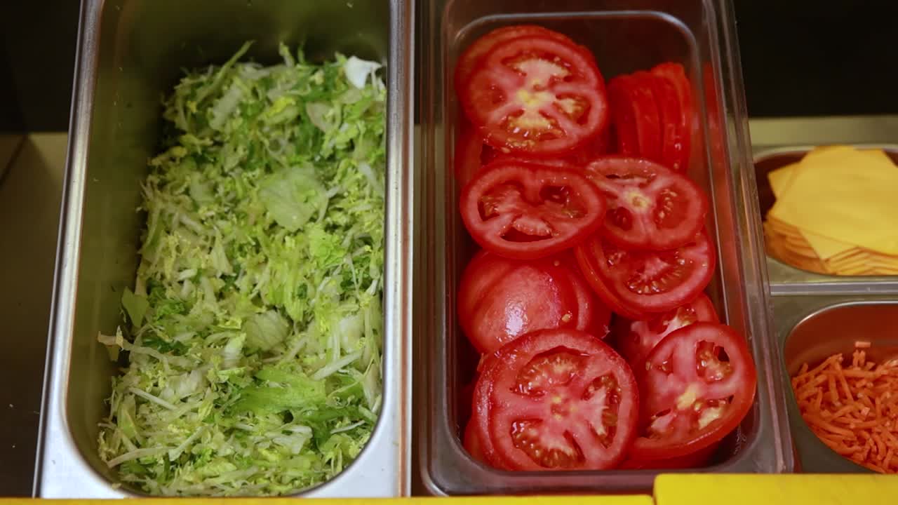 preparando los ingredientes para un sándwich