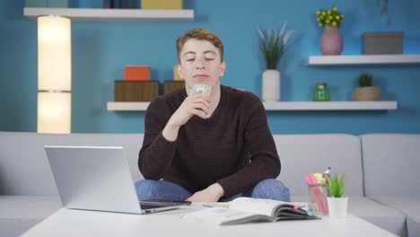 el joven está pensando en qué hacer con su dinero.