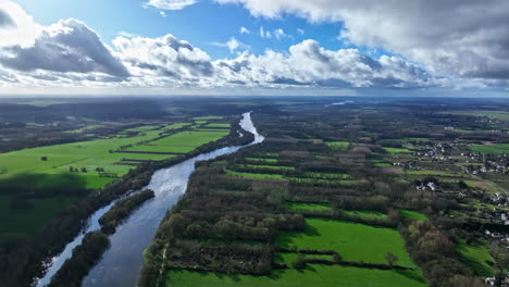 La-Belleza-De-Beaumont-en-véron-Se-Complementa-Con-La-Serena-Presencia-Del-Río.