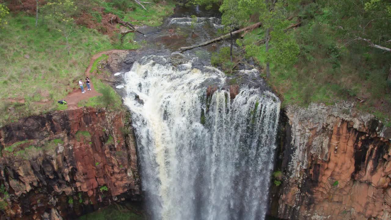 subiendo y bajando la vista del agua que fluye sobre las cataratas trentham después de la lluvia el 22 de septiembre de 2021, victoria, australia