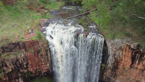 Subiendo-Y-Bajando-La-Vista-Del-Agua-Que-Fluye-Sobre-Las-Cataratas-Trentham-Después-De-La-Lluvia-El-22-De-Septiembre-De-2021,-Victoria,-Australia