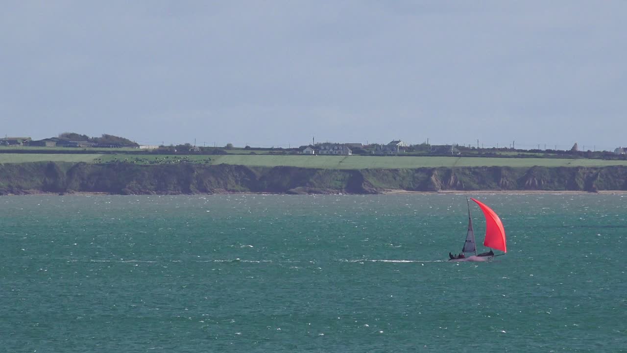 던모어 동 워터포드 아일랜드에서 바람이 부는 아침에 속도 경주에 다채로운 요트