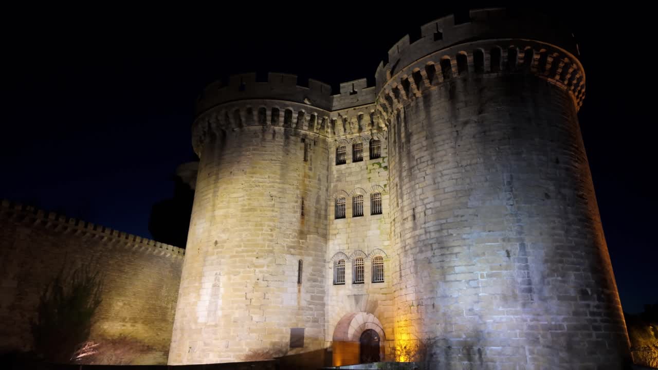 el castillo ducal de alencon iluminado por la noche, orne en normandía, francia