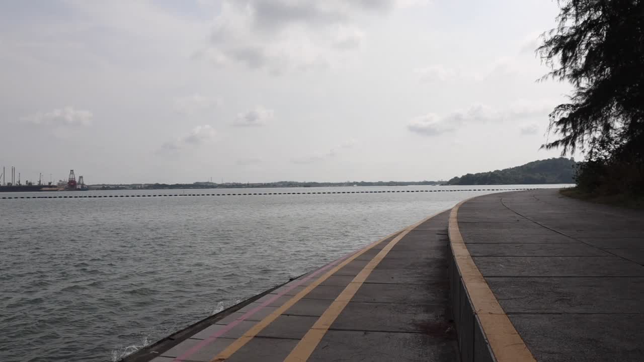 시멘트 콘크리트로 만들어진 해안은 바다  ⁇ 의 큰 단계로