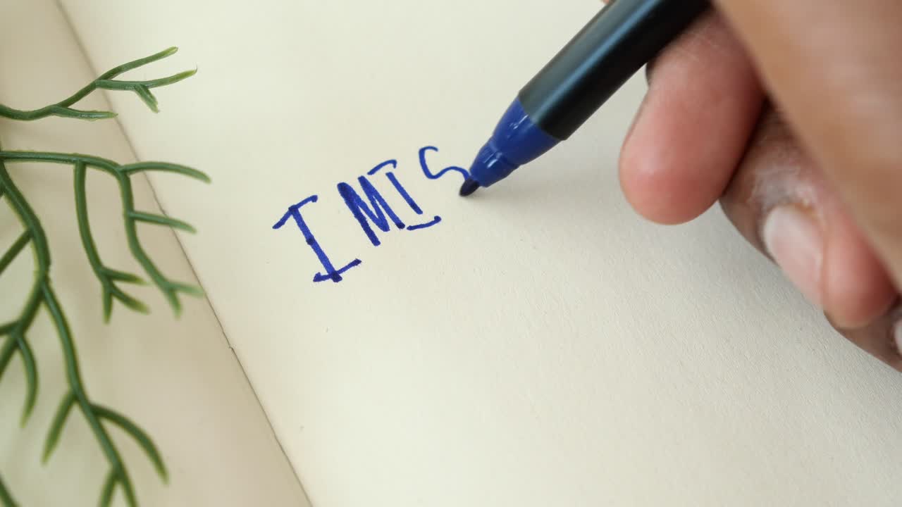 내가 당신을 그리워한다고 말하는 손으로 쓴 메모