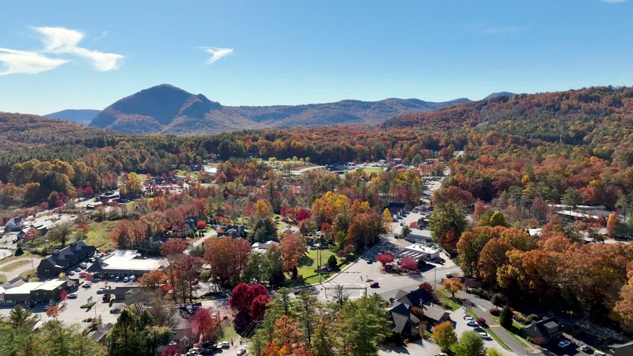 aérea sobre cajeros nc, carolina del norte en otoño en el punto culminante de las hojas de otoño
