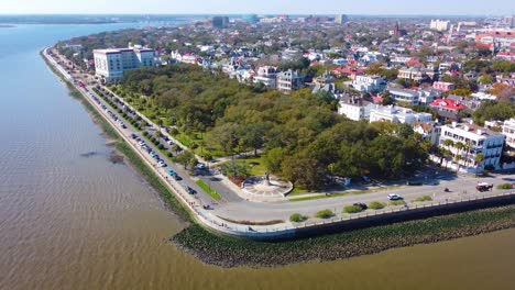 An-orbiting-drone-shot-of-White-Point-Gardens-in-Charleston,-SC