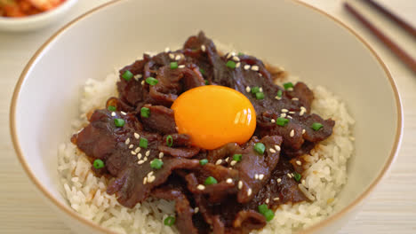 arroz con cerdo con sabor a soja o tazón de donburi de cerdo japonés - estilo de comida asiática