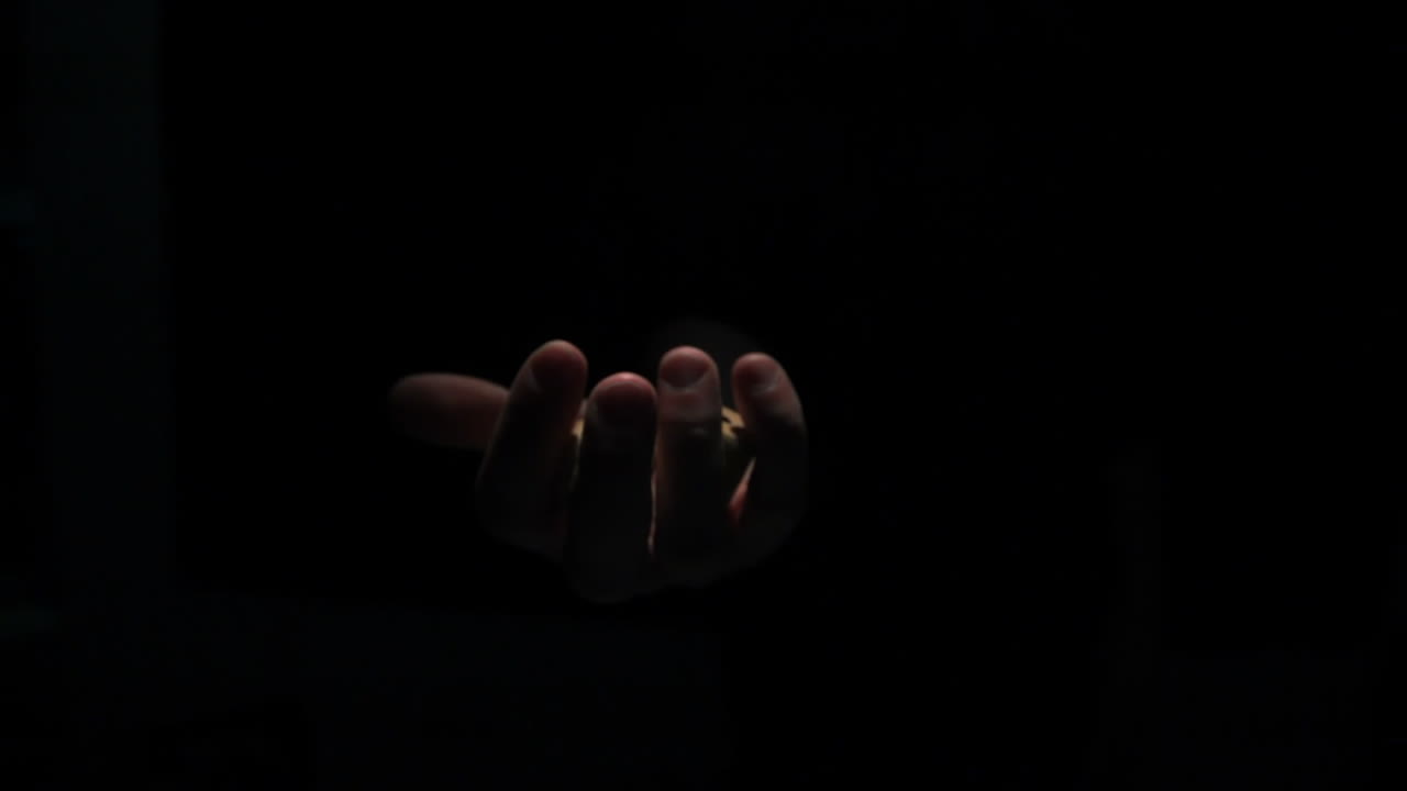 agarrando con la mano los dados de madera