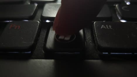 Schmutzige,-Kaputte-Laptop-Tastatur-Mit-Hintergrundbeleuchtung-Und-Schmutz-Und-Staub,-Die-Wiederholt-Mit-Dem-Finger-Auf-Die-Abgenutzte-Windows-Taste-Schlagen