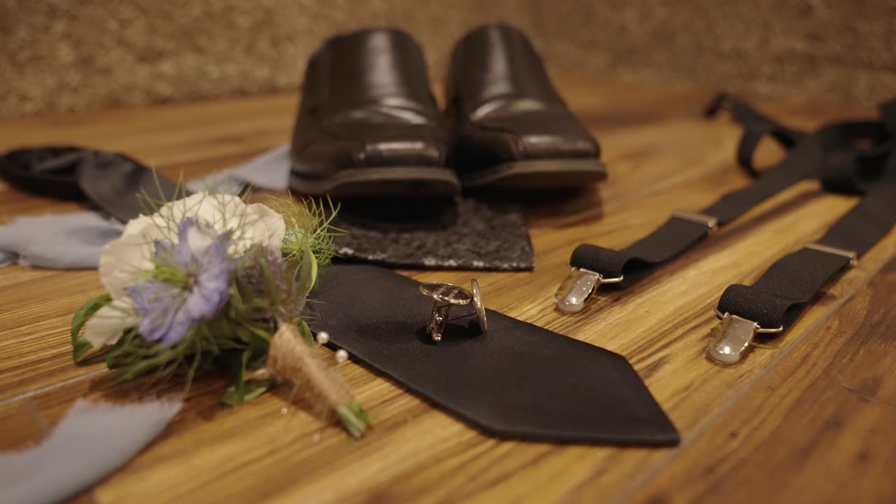 zapatos, corbata, tirantes, anillos y otros complementos para el novio