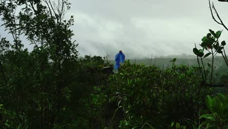 Mujer-Camina-Por-El-Volcán-Arenal-En-Costa-Rica