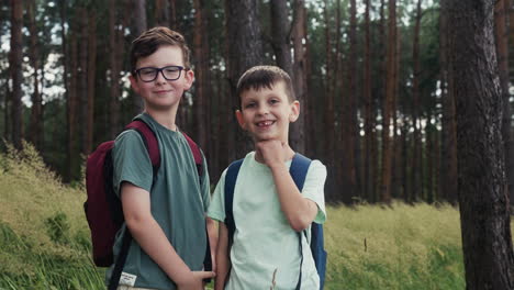 ragazzi che sorridono alla foresta