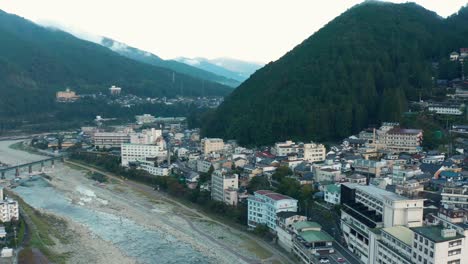 Gero-Onsen-Temprano-En-La-Mañana,-Panorámica-Aérea-Sobre-La-Ciudad-De-Aguas-Termales-De-La-Prefectura-De-Gifu