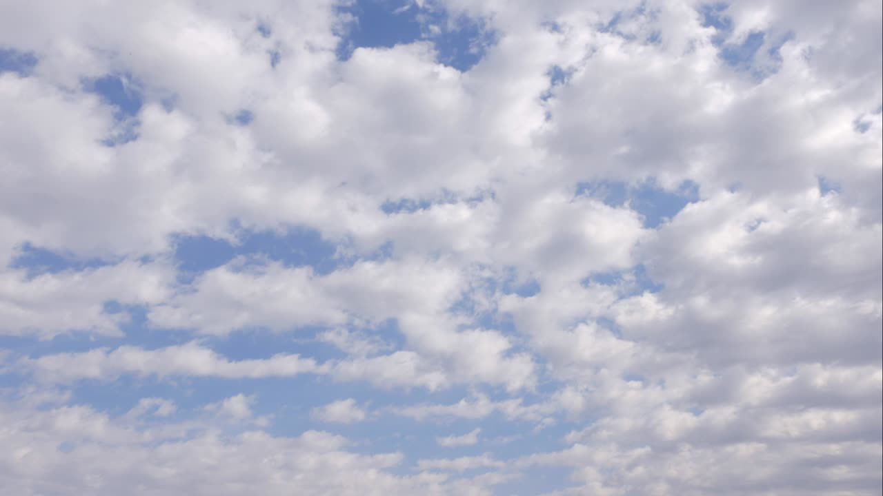 cielo azul nubes blancas. nubes puffy fluffy blancas. nube cúmulo scape lapso de tiempo. verano cielo azul lapso de tempo. dramático majestuoso increíble cielo azul. nubes blancos suaves se forman. nubes fondo lapso de time