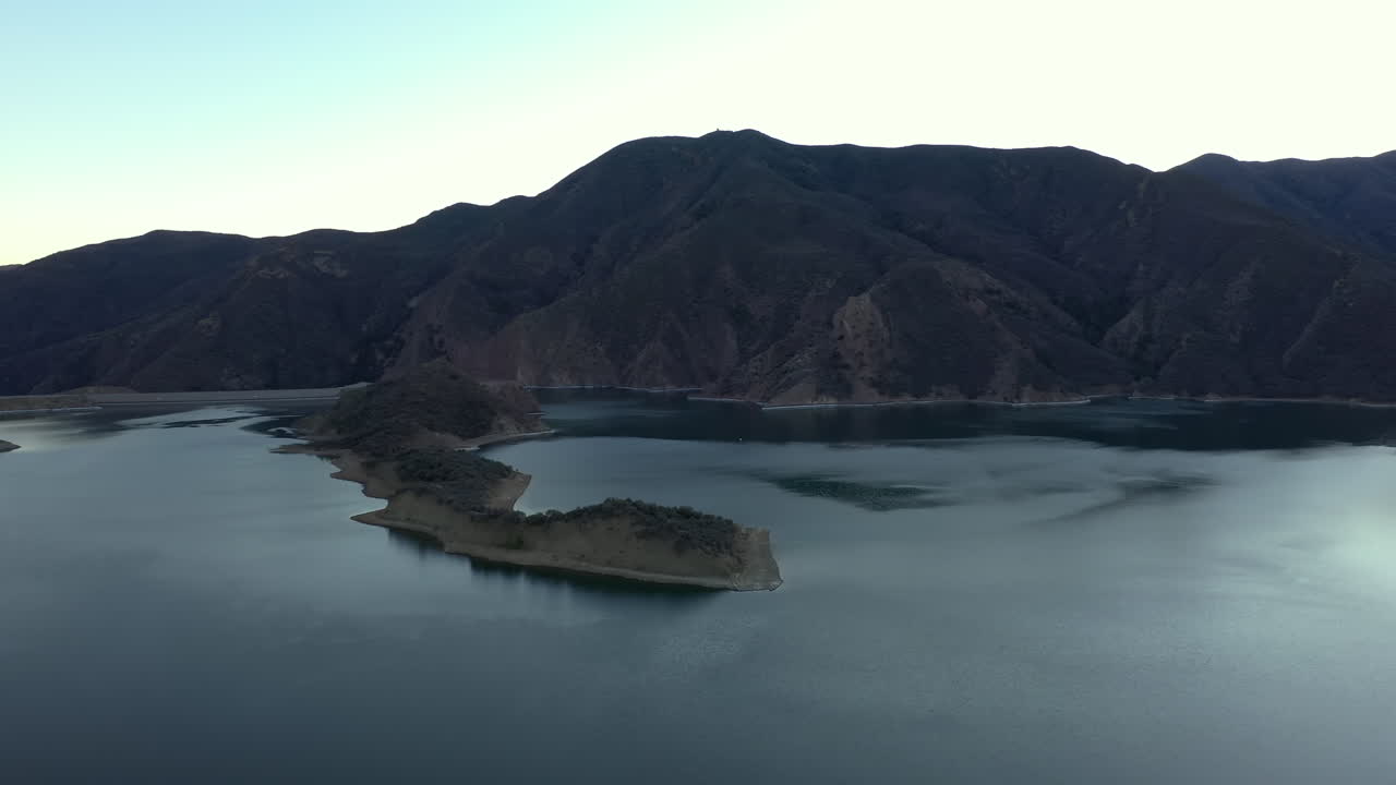 황혼에 캘리포니아 피라미드 호수의 평화로운 드론 보기