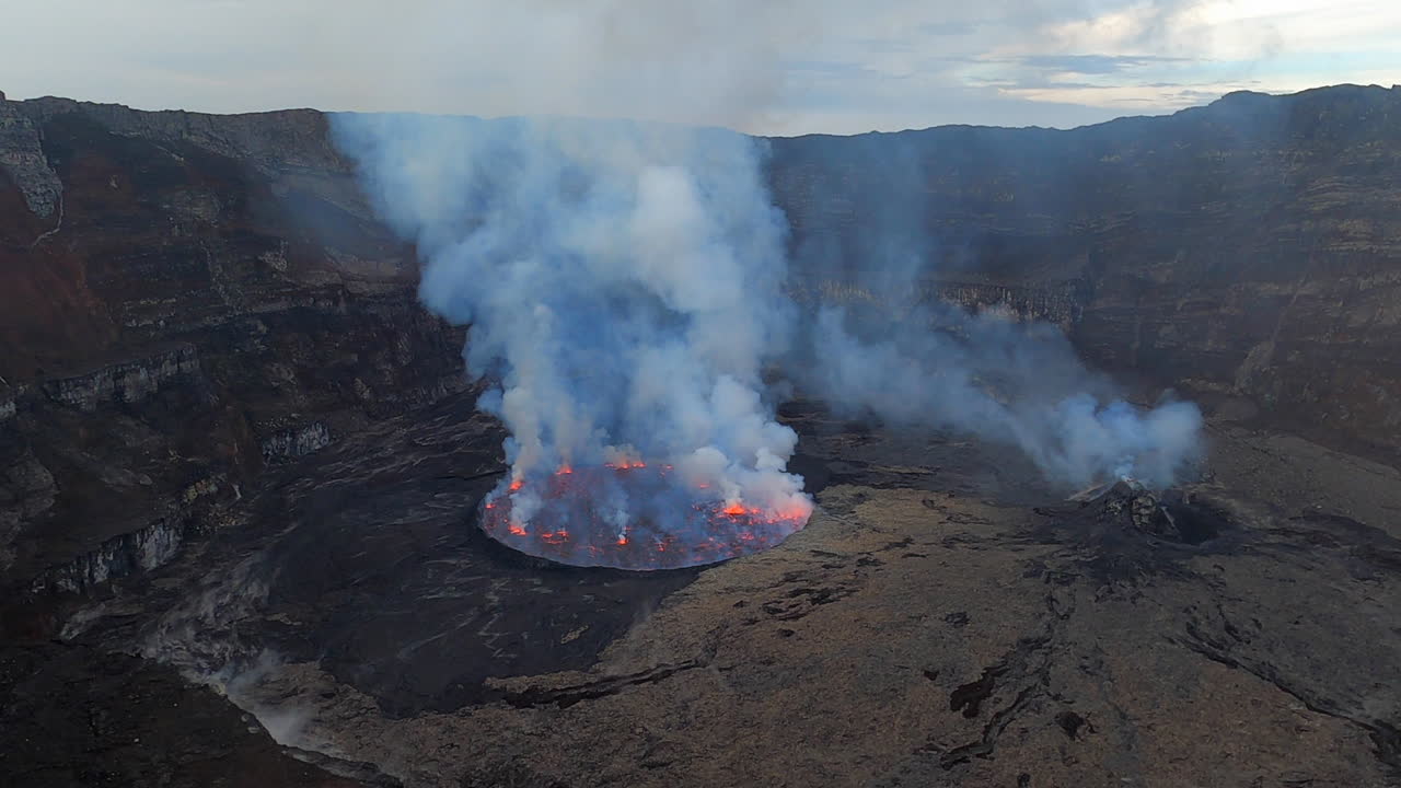 lago de lava fuma en el cráter del volcán mt nyiragongo cerca de goma, congo