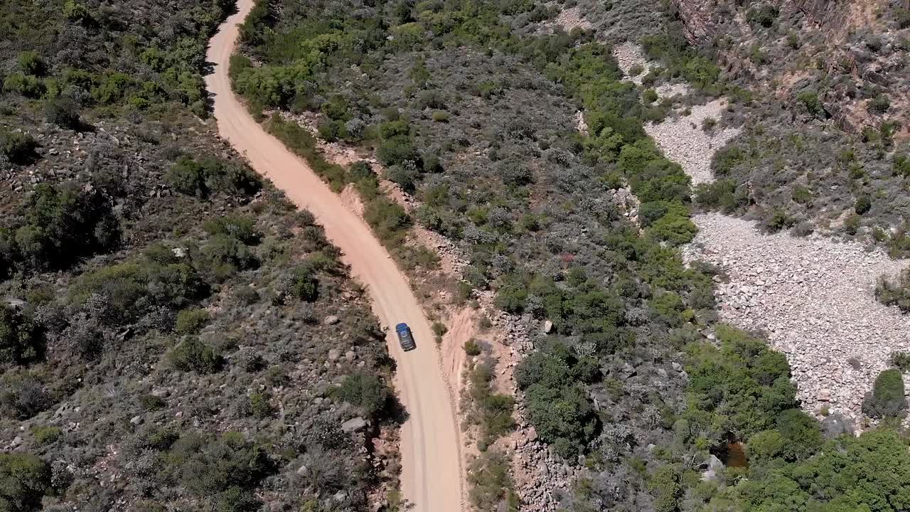camioneta 4x4 conduciendo en carreteras de tierra en pasos de montaña en el cederberg con algunas vistas panorámicas y paisajes