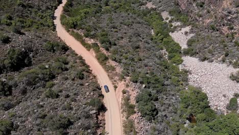 Camioneta-4x4-Conduciendo-Por-Caminos-De-Tierra-En-Pasos-De-Montaña-En-Cederberg-Con-Algunas-Vistas-Panorámicas-Y-Paisajes