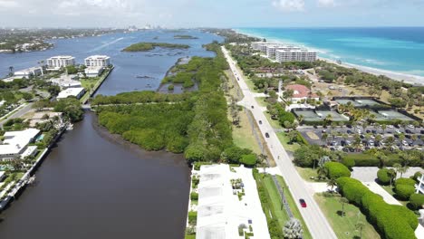 West-Palm-Beach,-La-Isla-Barrera-De-Lake-Worth-Florida-Que-Gira-Hacia-El-Barrio-De-Ibis-Isle,-El-Centro-De-West-Palm-Beach-Visible-Al-Fondo