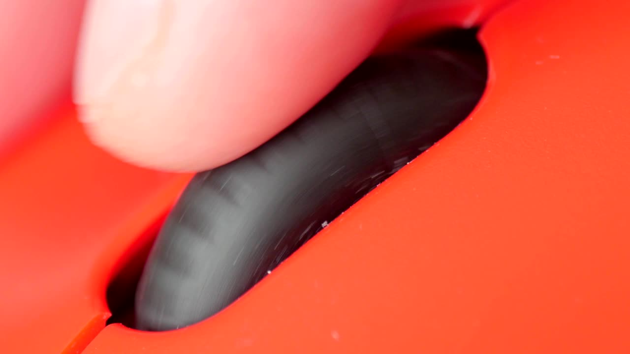 usando un rodillo en un ratón de computadora, macro